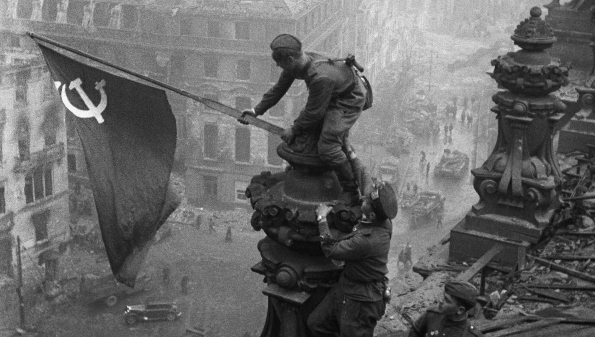 Знамя победы дата. Кантария и Егоров Рейхстаг. Знамя Победы в Берлине 1945. 9 Мая 1945 Берлин Рейхстаг.